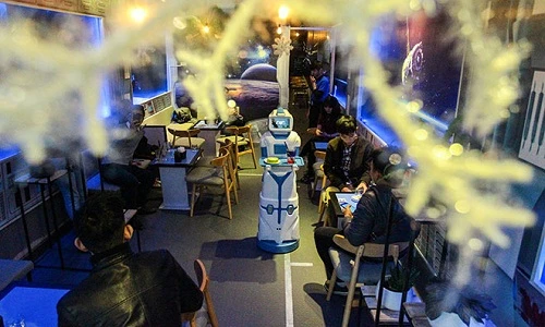 Cận cảnh những con robot bồi bàn khiến khách hàng kinh ngạc