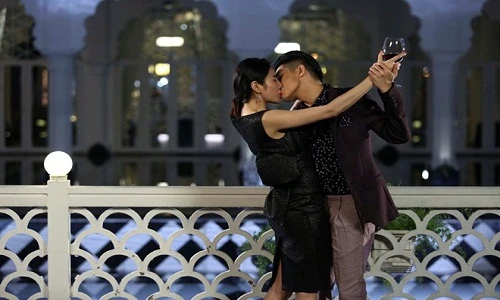 Lộ ảnh Noo Phước Thịnh đắm đuối hôn Thủy Tiên