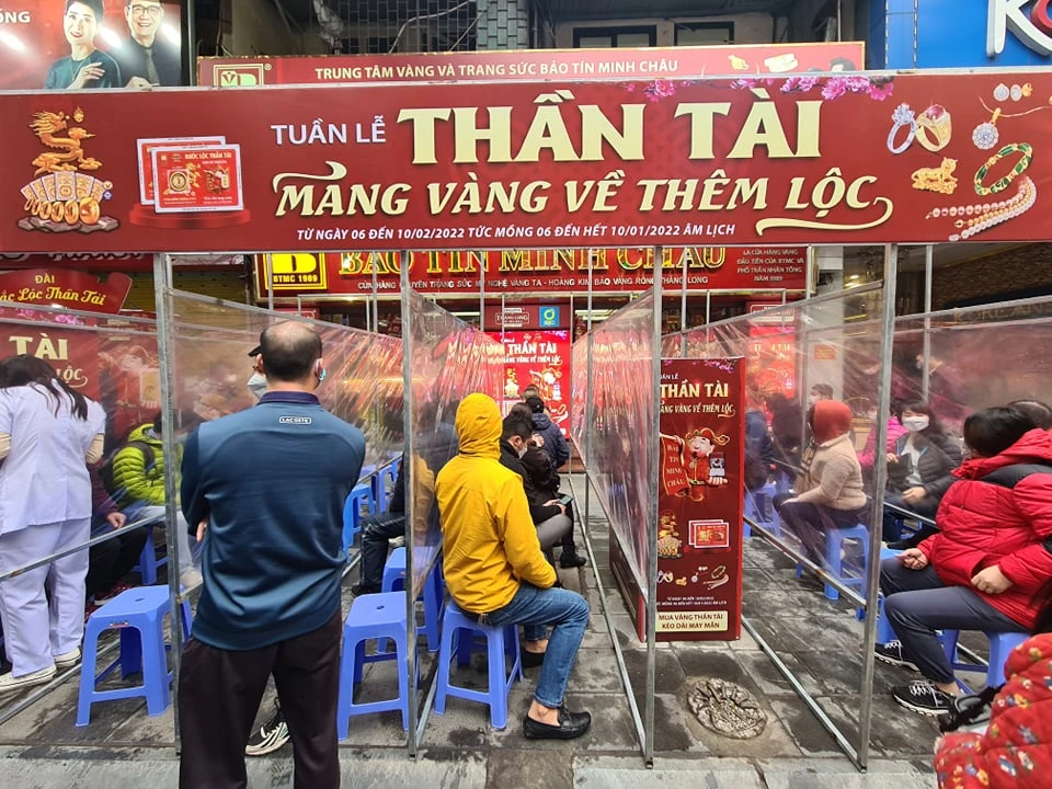 Hà Nội: Người dân xếp hàng dưới mưa rét chờ mua vàng từ 3h sáng