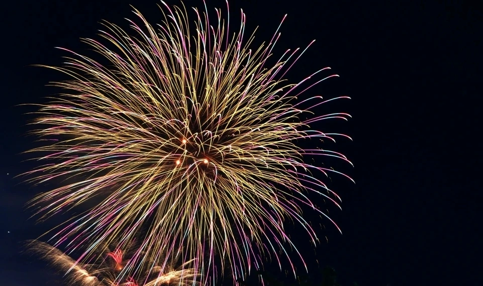 Người dân vỡ òa trước màn pháo hoa đêm 27/4 tại TP.HCM