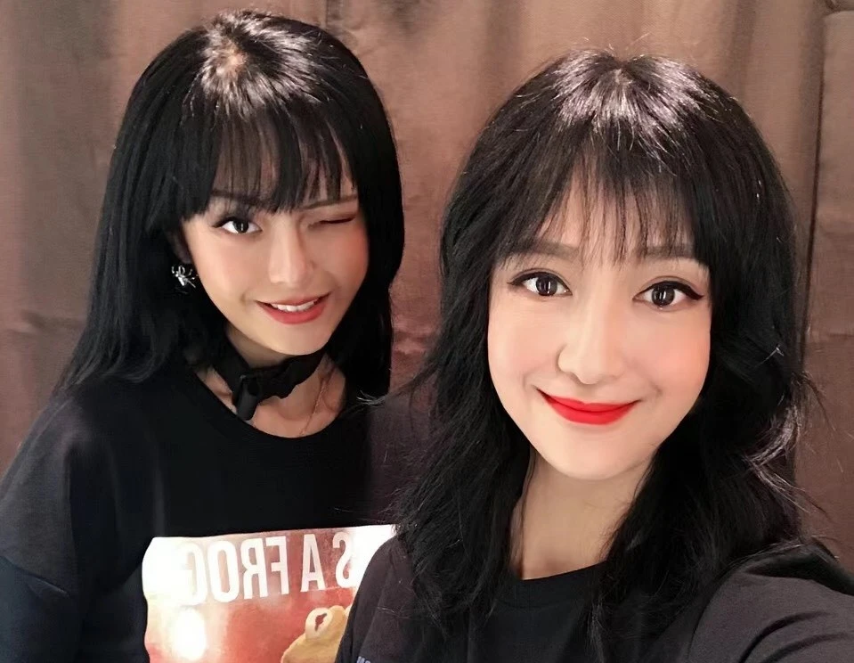 Mẹ chụp ảnh cùng con gái, có trai trẻ xin làm quen