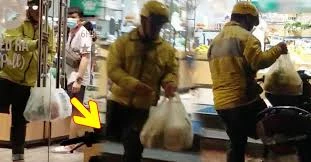 Nam shipper đặc biệt, nhảy lò cò giao đồ cho khách