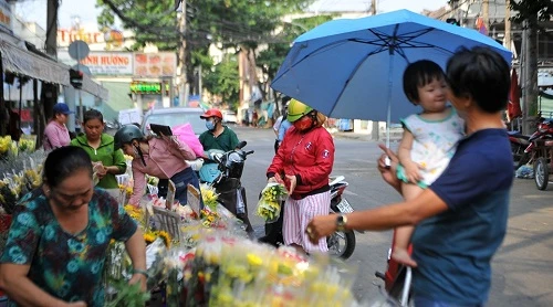 Giảm giá một nửa, hoa vẫn tồn ứ chiều 8/3