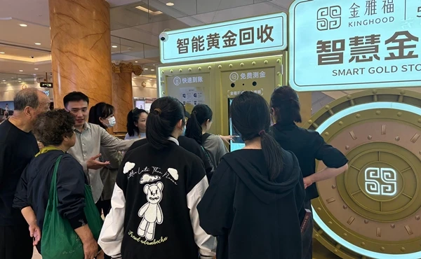 Tận thấy máy ATM nhả vàng thu hút cả nghìn người xếp hàng 