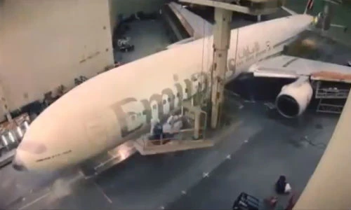 Quá trình "thay áo" cho Boeing 777 diễn ra như thế nào?