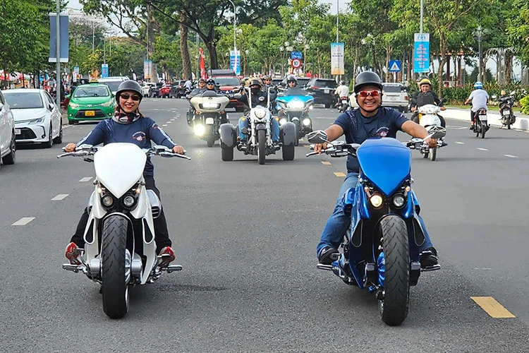 Cặp vợ chồng sở hữu đôi "quái thú" V-Rex Travertson gần 4 tỷ ở Sài Gòn