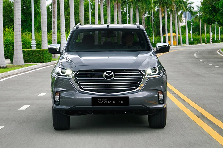 Mazda BT-50 đang rẻ ngang Toyota Vios nhờ hãng giảm giá