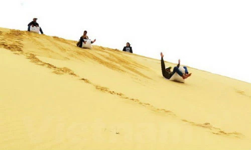 Cảm giác khó tả với trò trượt cát ở Quảng Bình
