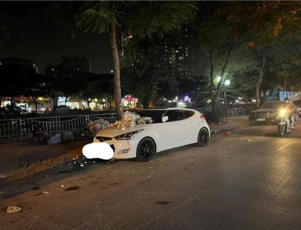 Đỗ xe sai vị trí, tài xế xe sang nhận cái kết... ngập rác