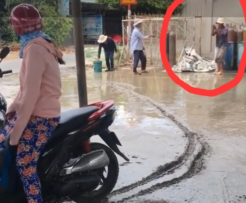 Đường bê tông mới đổ bị phá hoại, biểu cảm người thợ gây bão