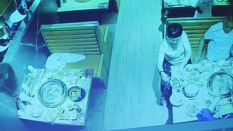 Nu thuc khach hanh dong ky quac o nha hang buffet