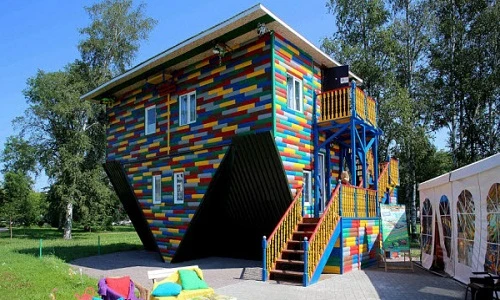 Cảm giác lạ trong những ngôi nhà lộn ngược “độc” nhất thế giới 