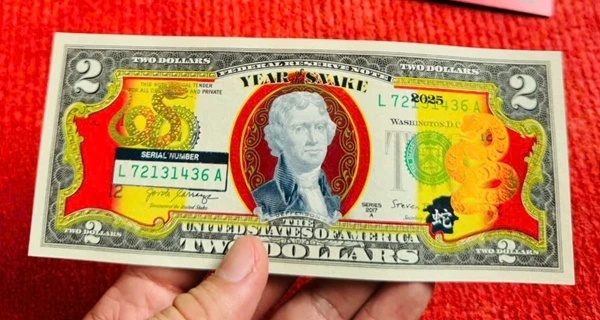 Tiền mạ vàng hình rắn được săn lùng dịp Tết Ất Tỵ 2025