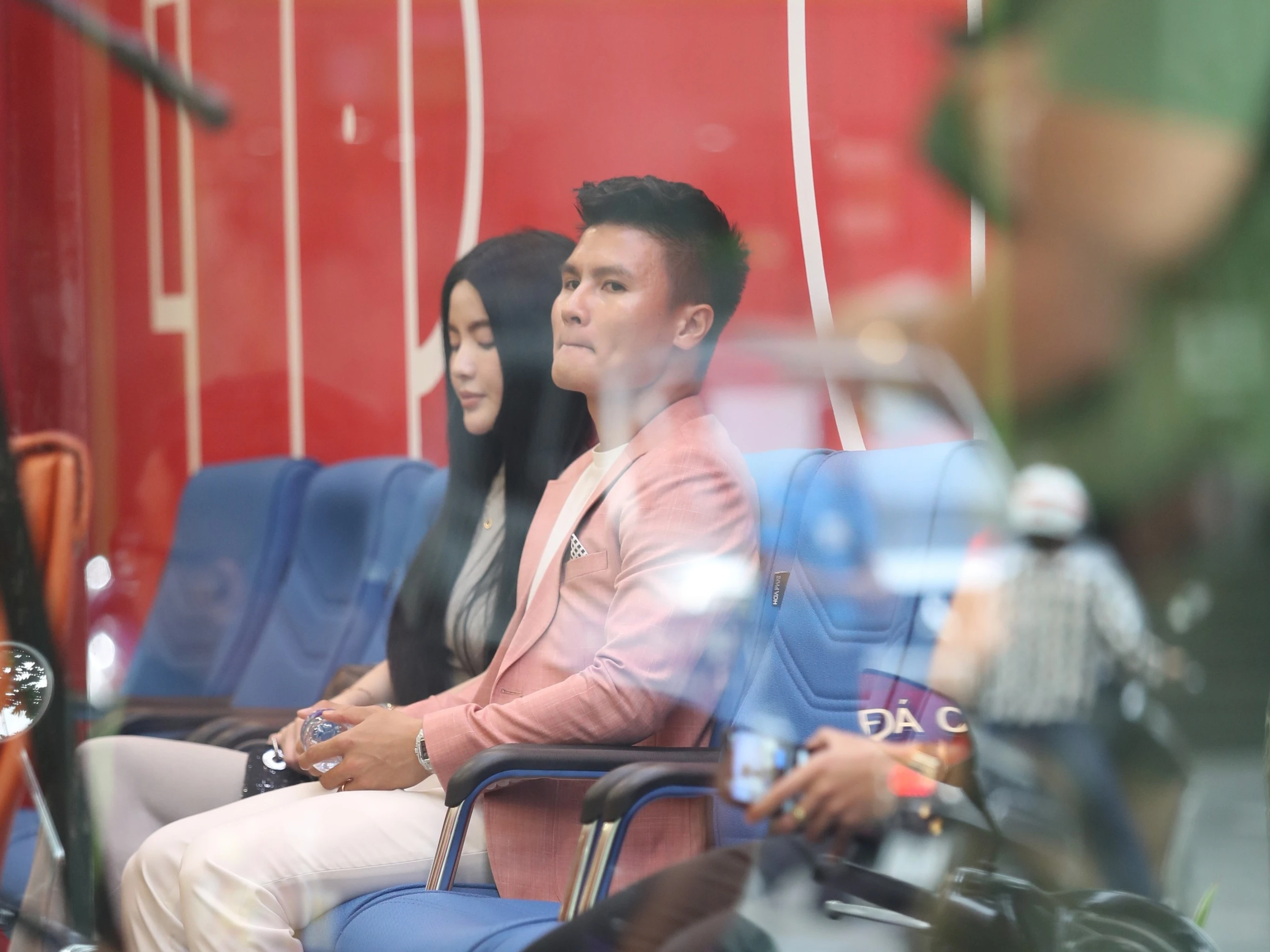 Bạn gái "hộ tống" Quang Hải kí hợp đồng với CLB Công an Hà Nội