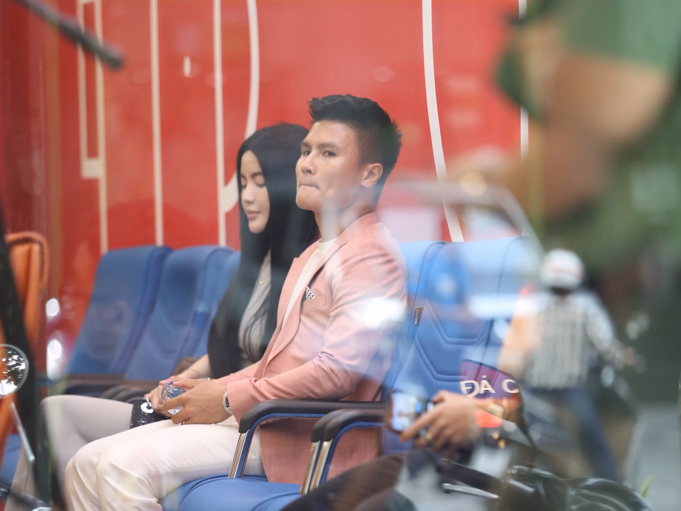 Bạn gái "hộ tống" Quang Hải kí hợp đồng với CLB Công an Hà Nội