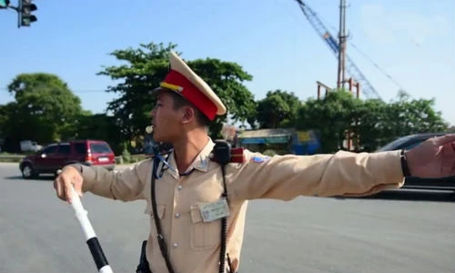 Chiến sĩ CSGT tâm sự dưới nắng nóng 40 độ Hà Nội