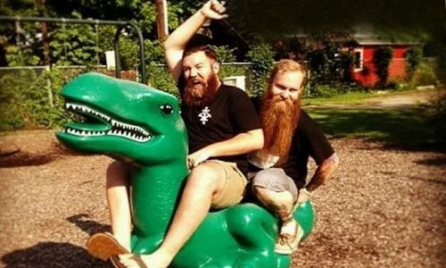 Bật cười với những “đứa trẻ” trong thân hình người lớn