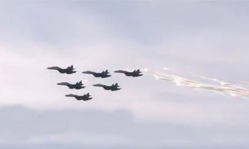 Xem màn nhào lộn ngoạn mục của máy bay Nga