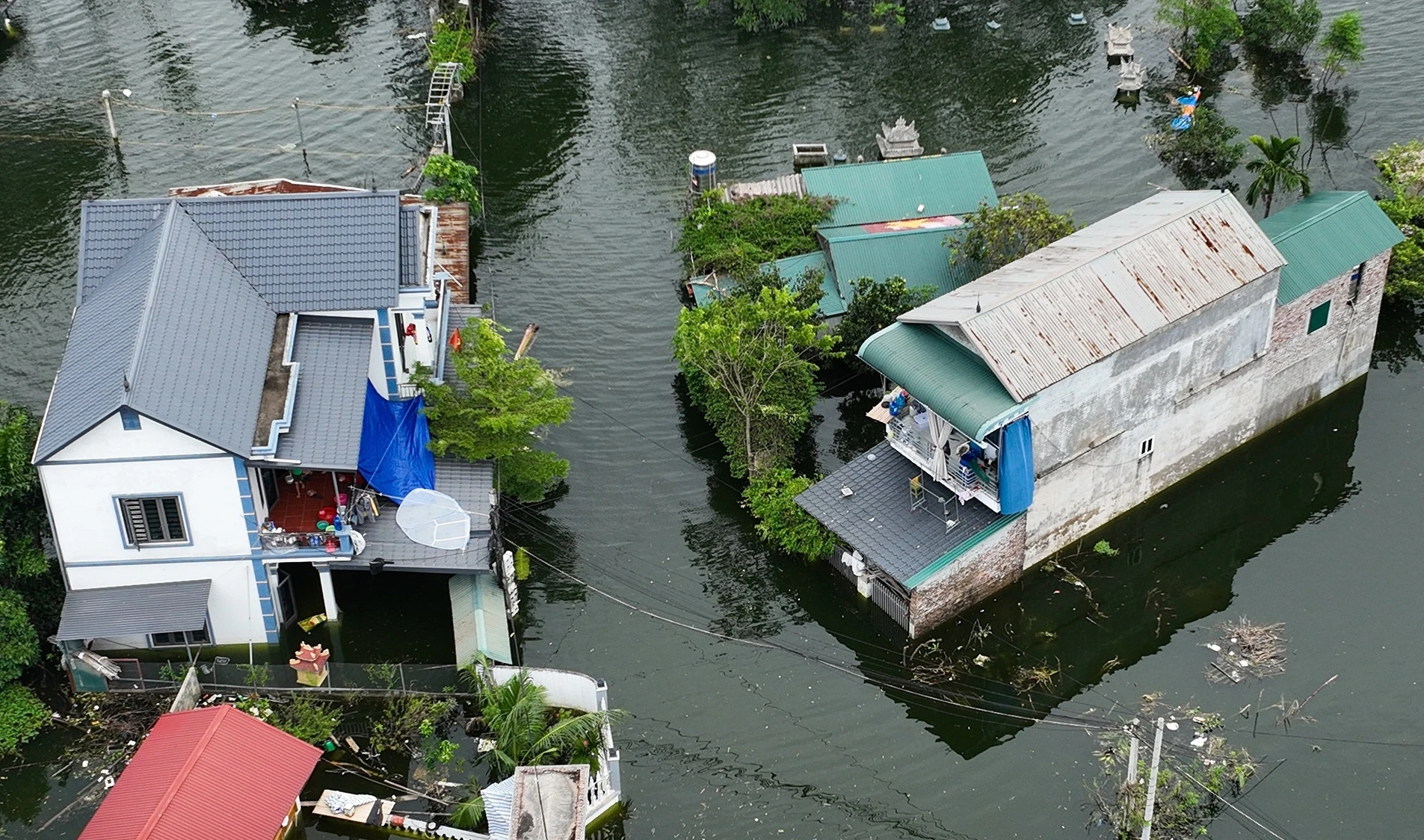 Nước không rút, rốn lũ Chương Mỹ 'hóa cảnh nước nổi miền Tây'