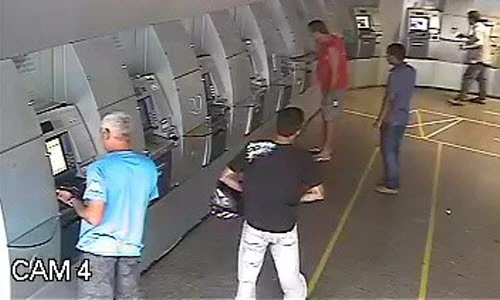 Táo tợn cướp tiền tại cây ATM trong ngân hàng