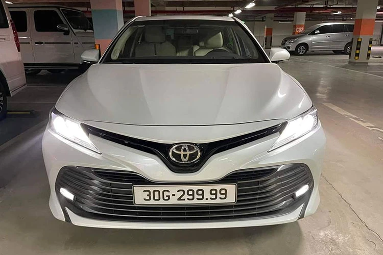 Toyota Camry trúng biển "tứ quý 9", rao bán hơn 2 tỷ ở Hà Nội