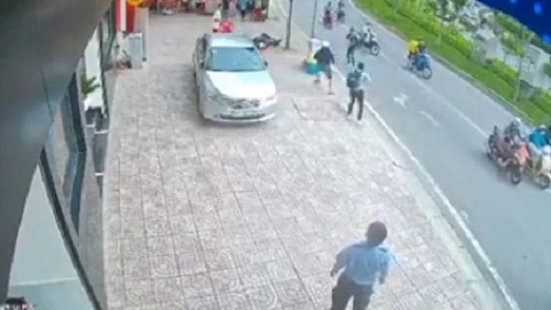 Video: Hai tên cướp xịt hơi cay vào nam thanh niên khi bị truy đuổi