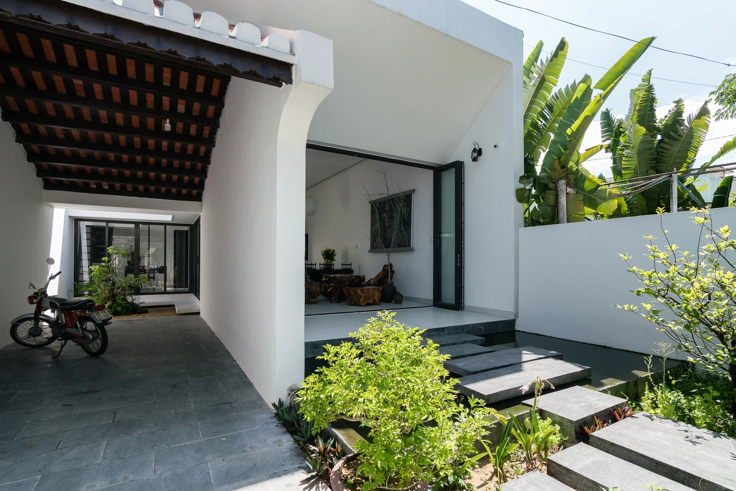 Ngôi nhà nhìn tưởng 1 tầng nhưng bên trong 2 tầng thoáng đãng