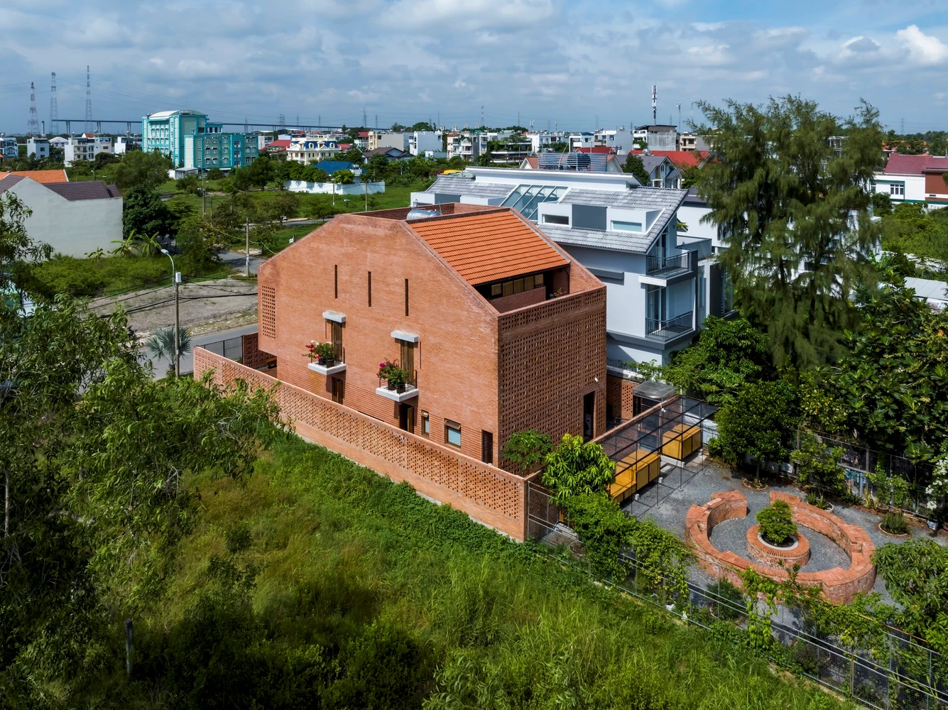 Nhà gạch nung độc đáo với mặt tiền đục lỗ ở TP HCM