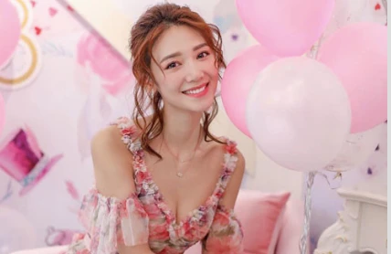 Nữ HLV Yoga Hong Kong khoe xinh đẹp như thiên thần nhưng dân tình chỉ nhìn "chỗ này"