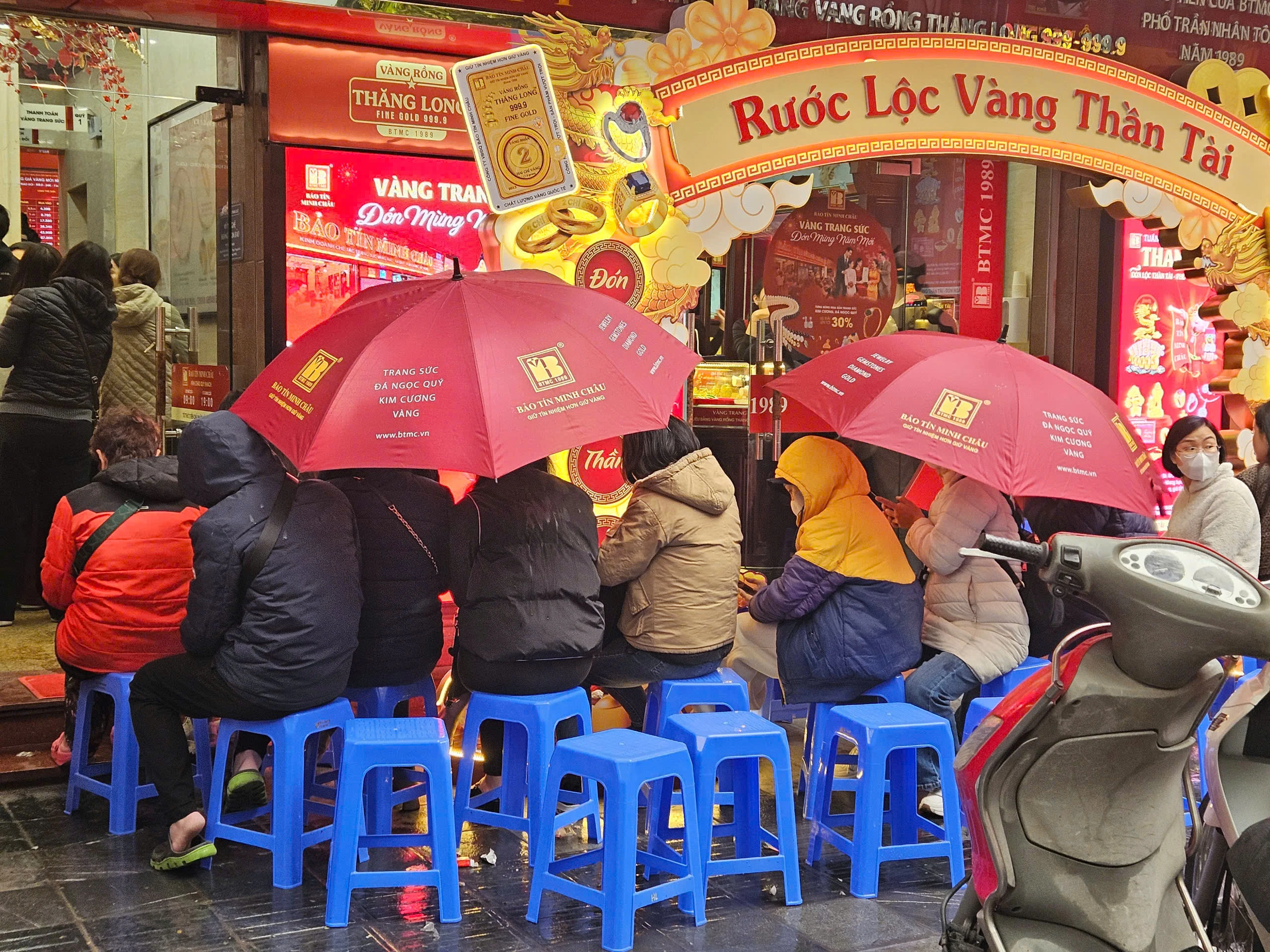 “Đội mưa lạnh” chờ mua vàng trước ngày vía Thần Tài