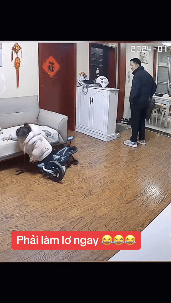 Thấy con gái ngã xe, bố làm lơ và cách dạy con cực hay Thay con gai nga xe, bo lam lo va cach day con cuc hay