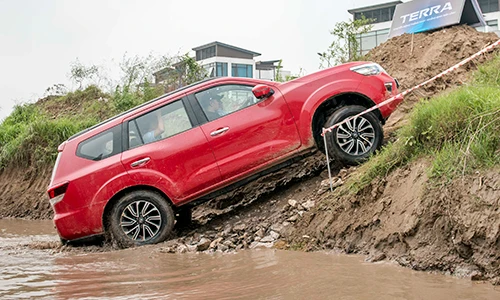 Cầm lái SUV Nissan Terra giá từ 988 triệu đồng tại HN