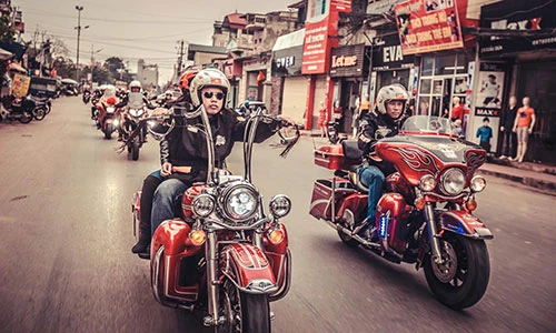 Dàn xe môtô phân khối lớn hàng khủng "cướp dâu" tại Hà Nội