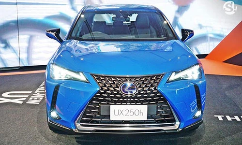 Lexus UX mới giá 1,8 tỷ “đấu” Mercedes-Benz GLA