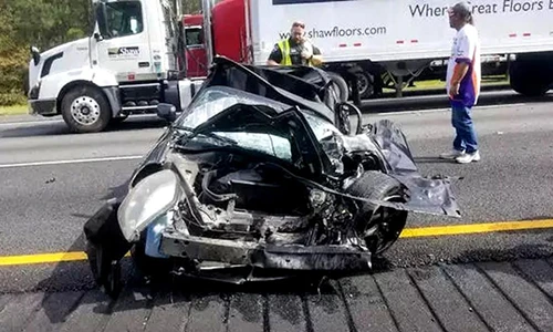 Xe Toyota MR2 tai nạn "nát bét", người lái vẫn bình an 