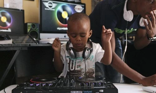 Tìm ra thần đồng 2 tuổi chơi nhạc DJ siêu đẳng