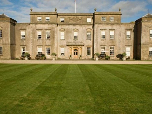 Khám phá lâu đài cổ đẹp như trong cổ tích giá hơn 200 tỷ đồng