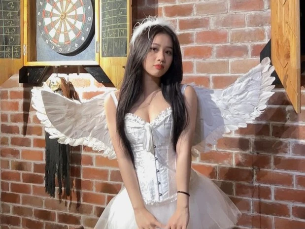 Bạn gái Nhâm Mạnh Dũng hóa thiên thần gợi cảm đón Halloween