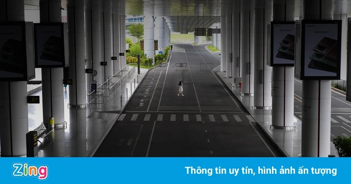 Nhà ga T2 sân bay quốc tế Nội Bài vắng lặng