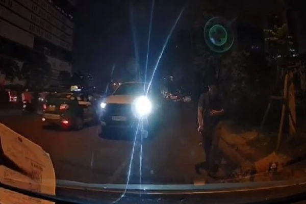 Video: Tắc đường, xe bán tải chạy ngược chiều bất chấp nguy hiểm