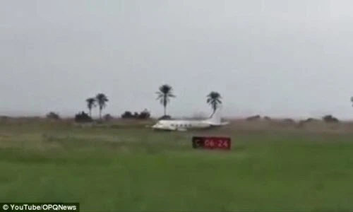 Gãy càng, máy bay làm xiếc ngoạn mục trên đường băng