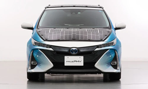 Toyota thử nghiệm pin mặt trời, sạc xe cả khi đang chạy