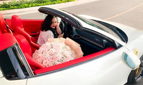 Hot girl Sài Gòn tậu siêu xe Ferrari 458 Spider biển Lào