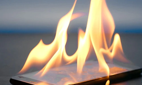 Pin iPhone phát nổ, phá hỏng nội thất Jeep Cherokee 2019