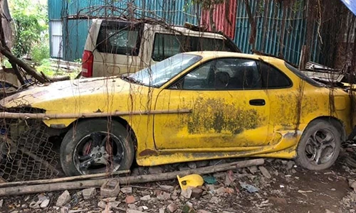 Dàn xe ôtô hàng khủng bị bỏ xó như "rác" ở Hà Nội