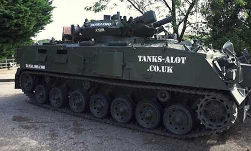 Cầm lái xe tăng độc nhất thế giới với 46 triệu đồng 