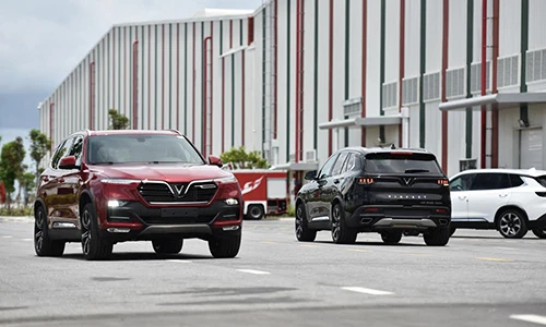 Khách Việt cầm lái Vinfast Lux SA2.0 và A2.0 rời nhà máy 