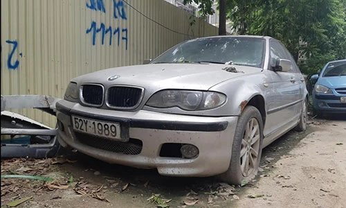 Hà Nội: Xe sang BMW vứt chỏng chơ nửa năm không ai nhận