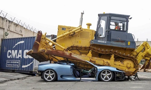 Xem siêu xe Ferrari 360 Spider bị nghiền nát do trốn thuế