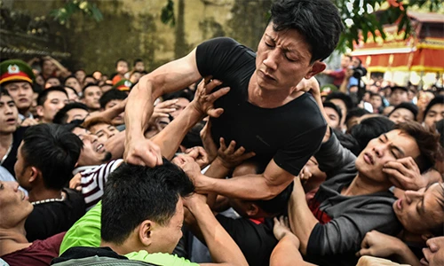 Đấm đá túi bụi trong lễ hội giằng bông